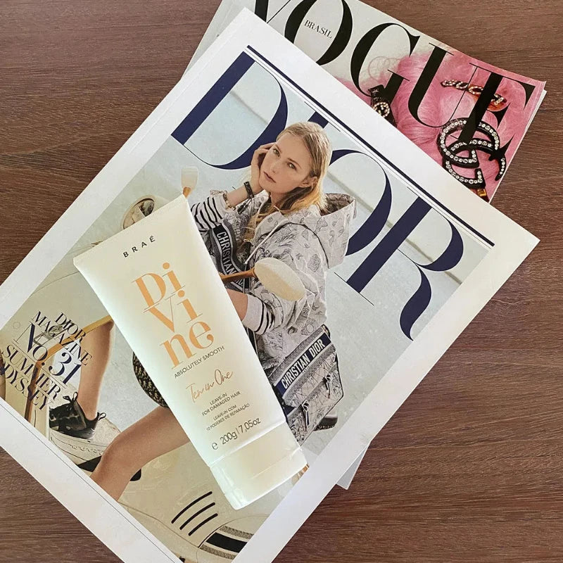 Frasco de BRAÉ Divine Ten in One é um leave-in para cabelos danificados que oferece 10 benefícios em um único produto, sobre à capa das revista Dior e Vogue.